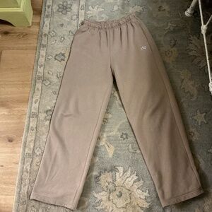ALO Yoga Accolade Straight Leg Sweatpants in Gravel